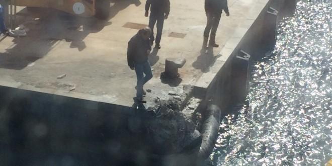 Il pontile danneggiato dopo l'urto (foto da Giglio News)