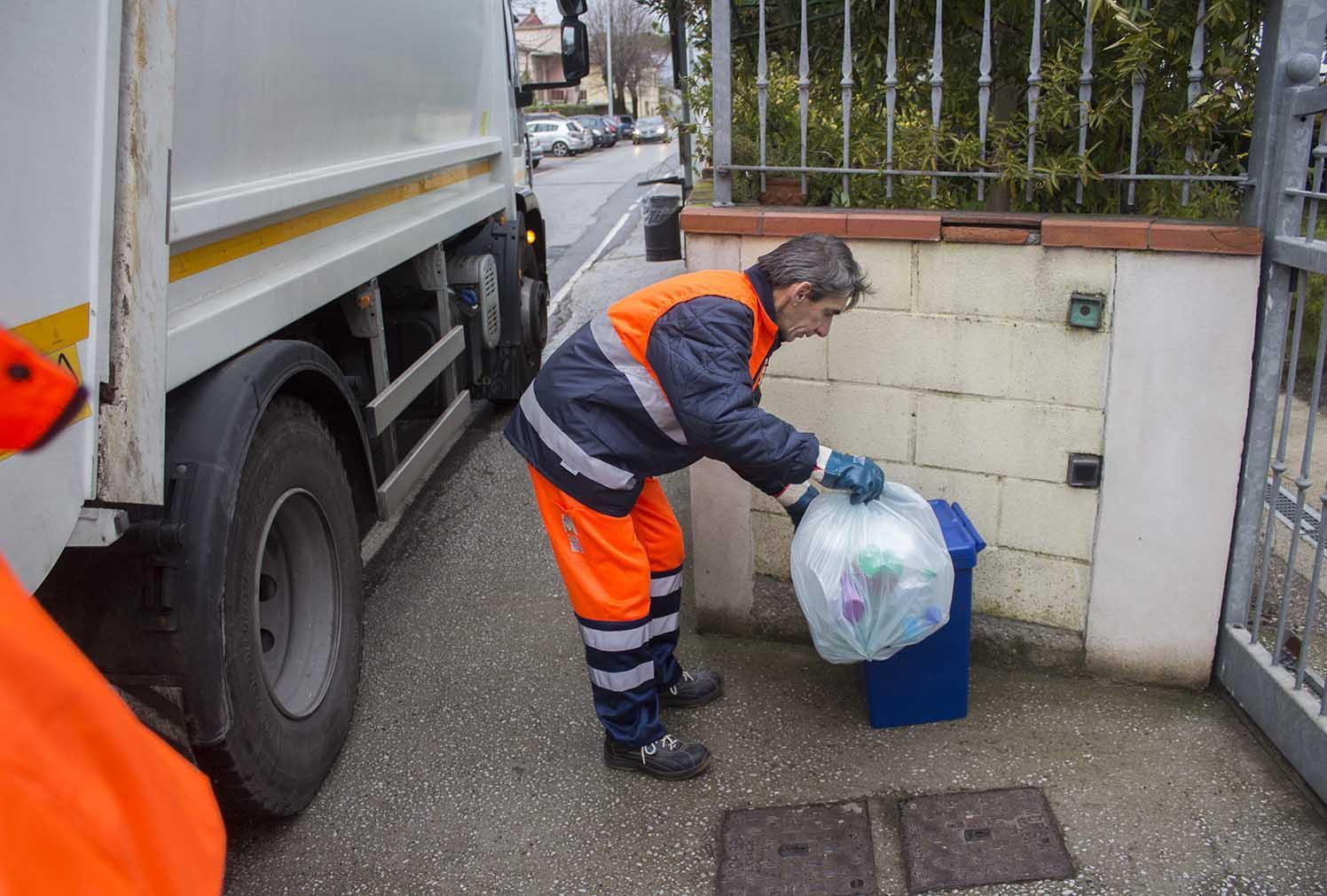 Un operatore di Geofor impegnato nella raccolta porta a porta