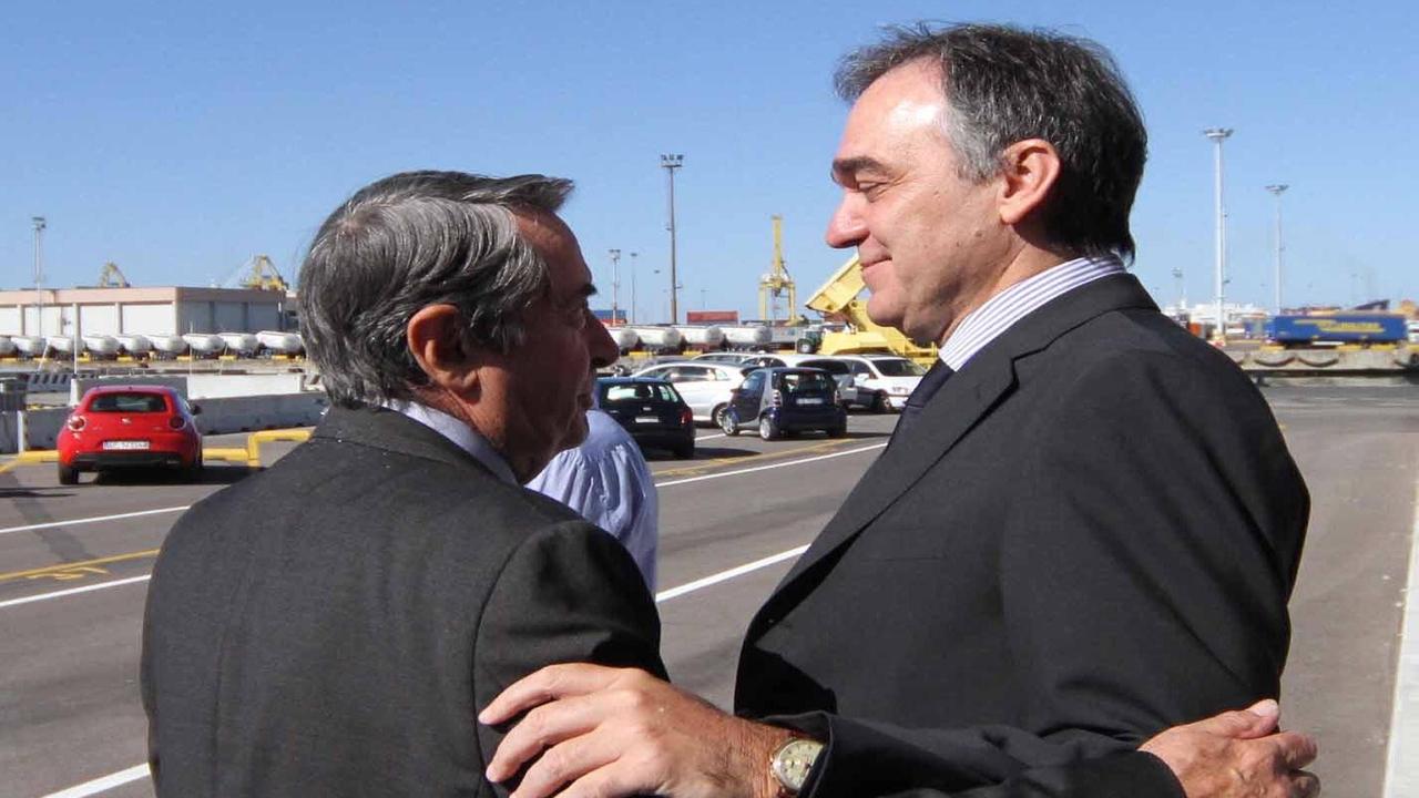 Il governatore Enrico Rossi, a destra, insieme al presidente dell'Autorità Portuale Giuliano Gallanti durante una visita al porto di Livorno