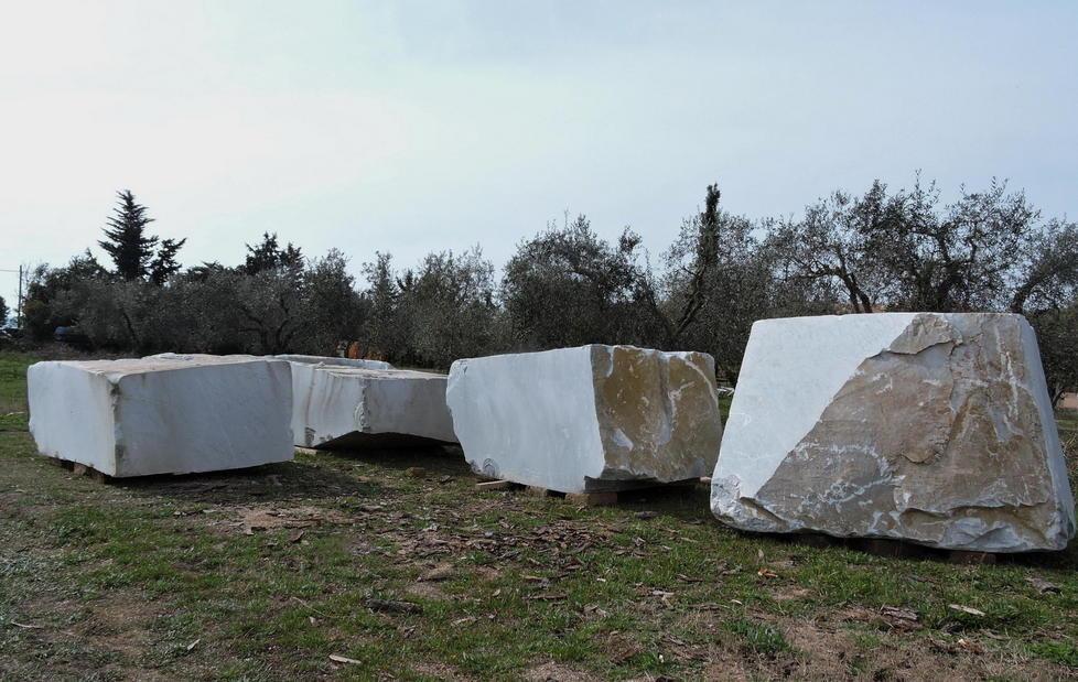 Alcuni dei blocchi di marmo che saranno sistemati sui fondali (foto Russo)