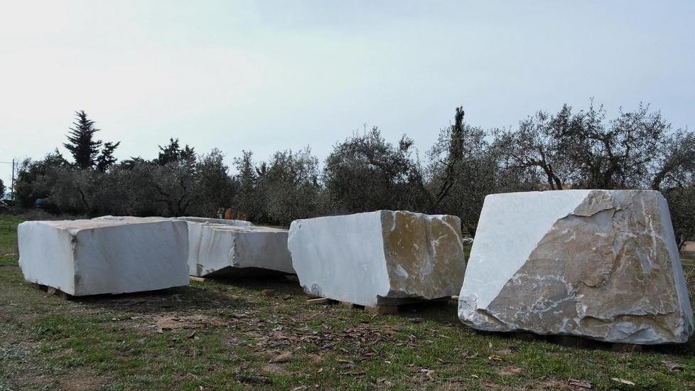 Alcuni dei blocchi di marmo che saranno sistemati sui fondali (foto Russo)