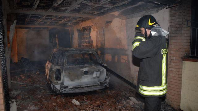 Auto va a fuoco e le fiamme danneggiano una casa