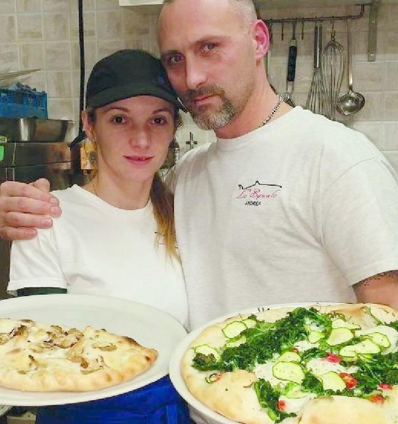 Andrea e Alina, compagni nella vita e nel lavoro: sono i titolari della pizzeria Lo Squalo a Montenero 