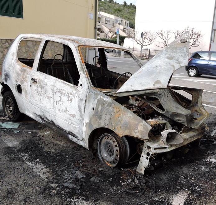 Auto in fiamme, probabile l’origine dolosa