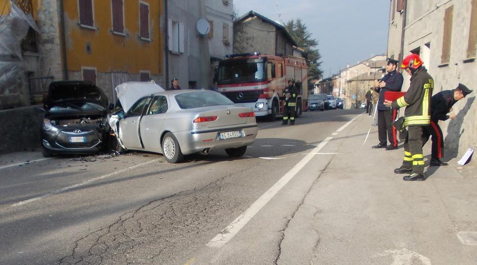 Schianto frontale sulla 63 quattro feriti e lunghe code