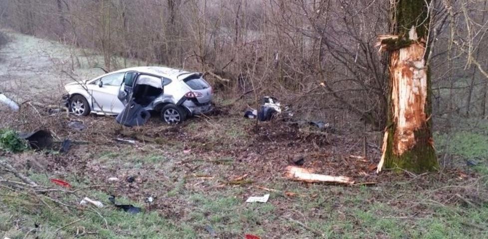 C’è un’auto nella scarpata il conducente è... a letto 