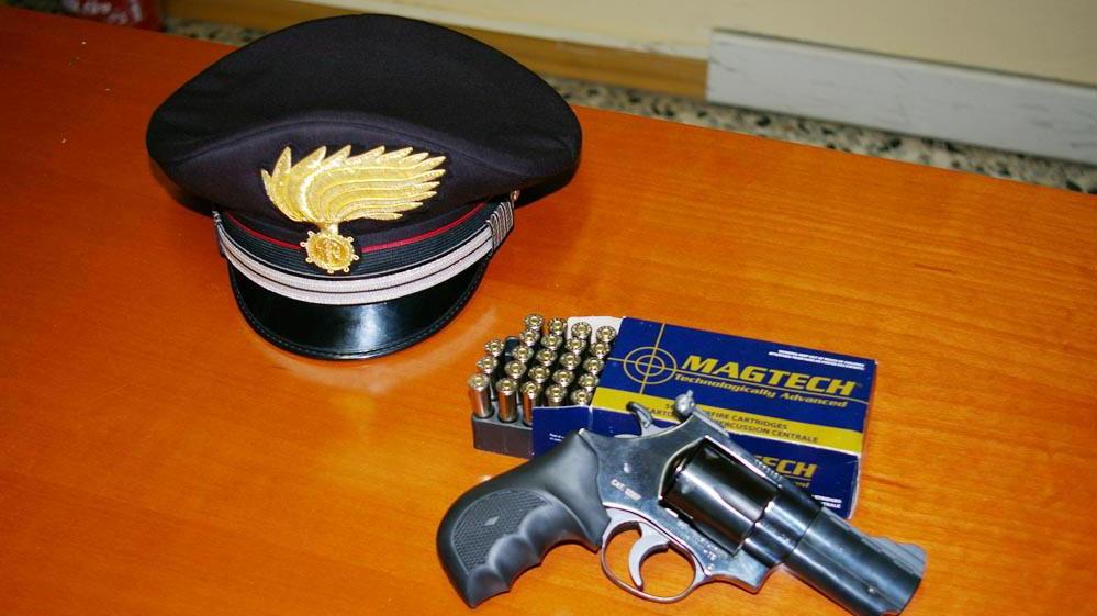 Si inventano matricola su un'arma, nei guai due pensionati