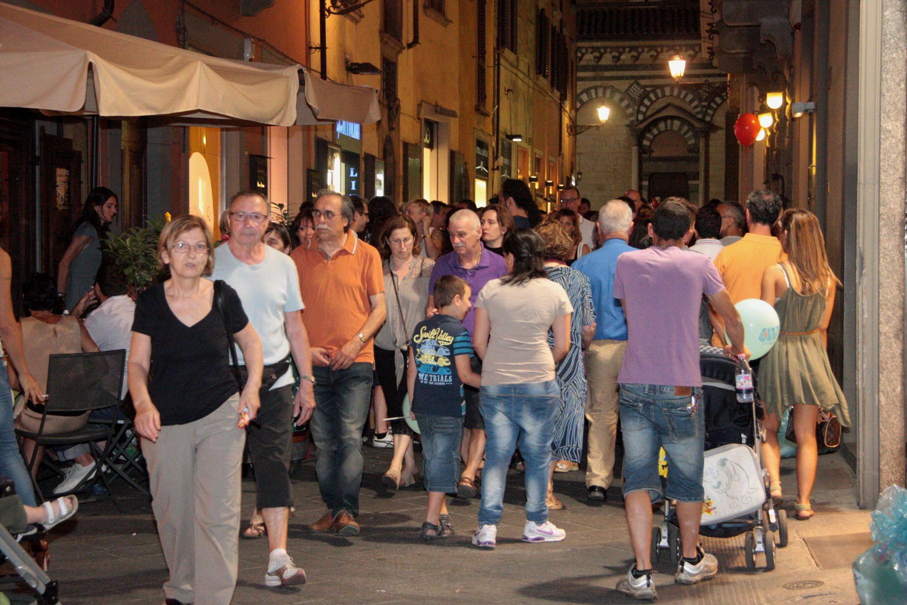 "Struscio" in centro a Prato durante una serata estiva