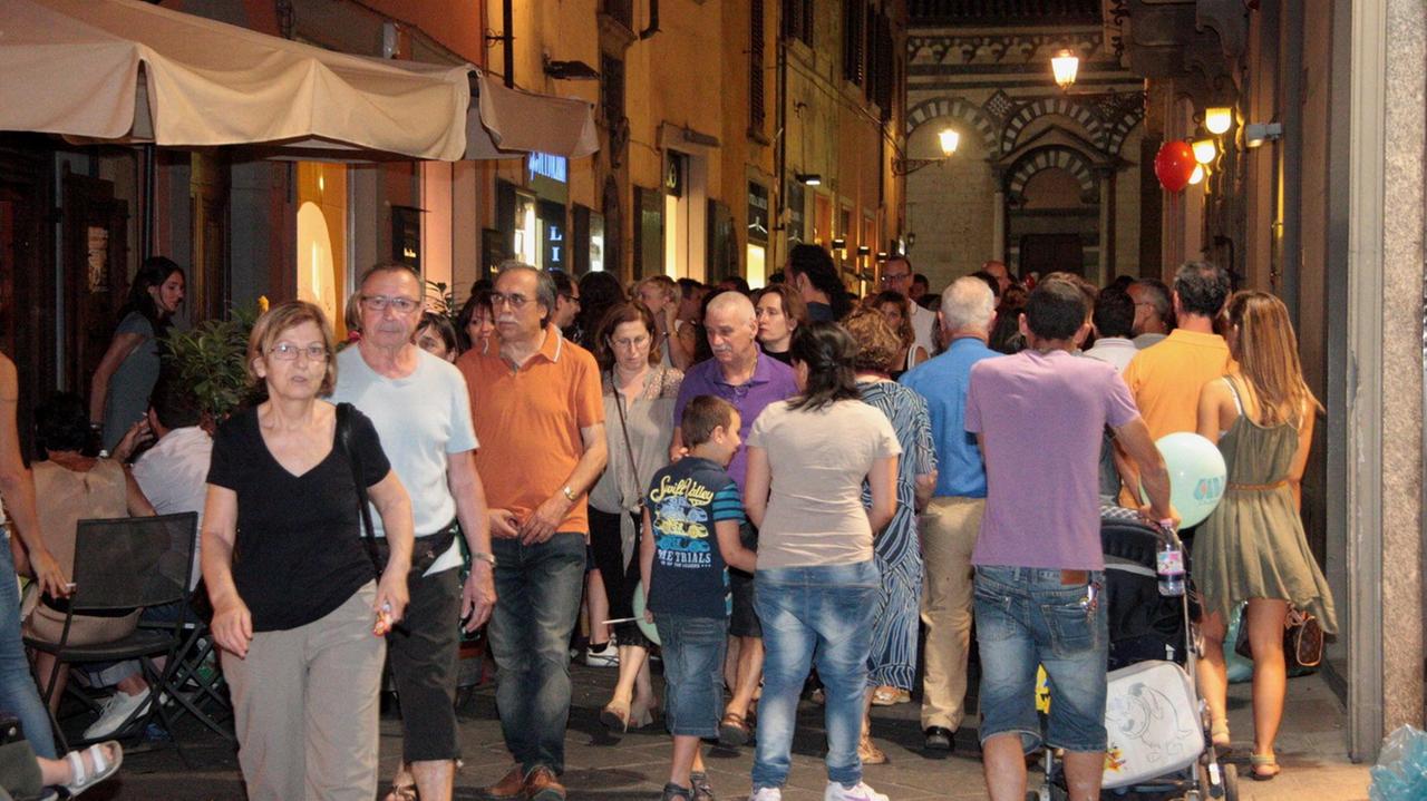 "Struscio" in centro a Prato durante una serata estiva