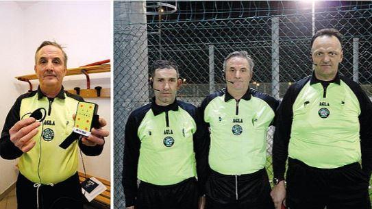 L’arbitro Giacomelli mostra il nuovo dispositivo utilizzato poi insieme agli assistenti (foto agenzia Carlo Sestini)