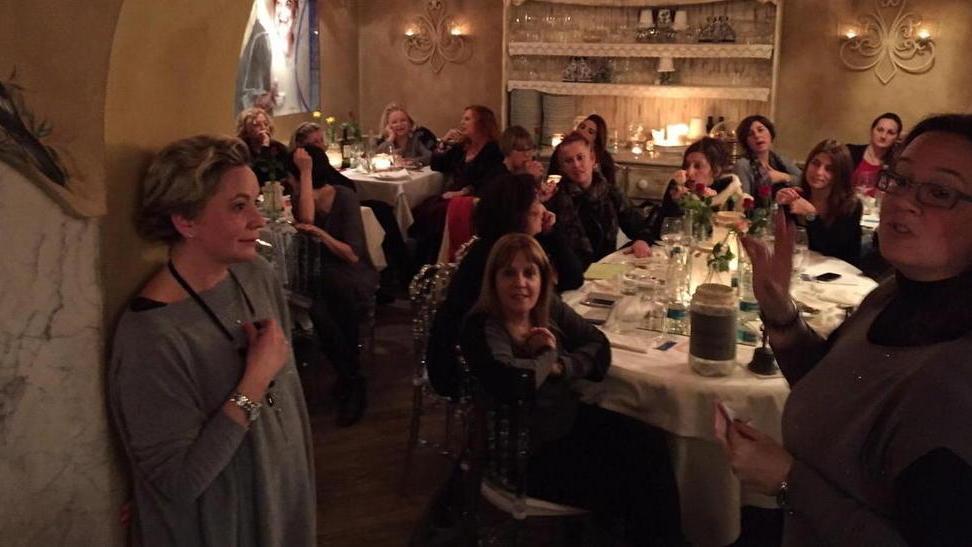 A cena con la Valigia rossa e tante sfumature in... rosa