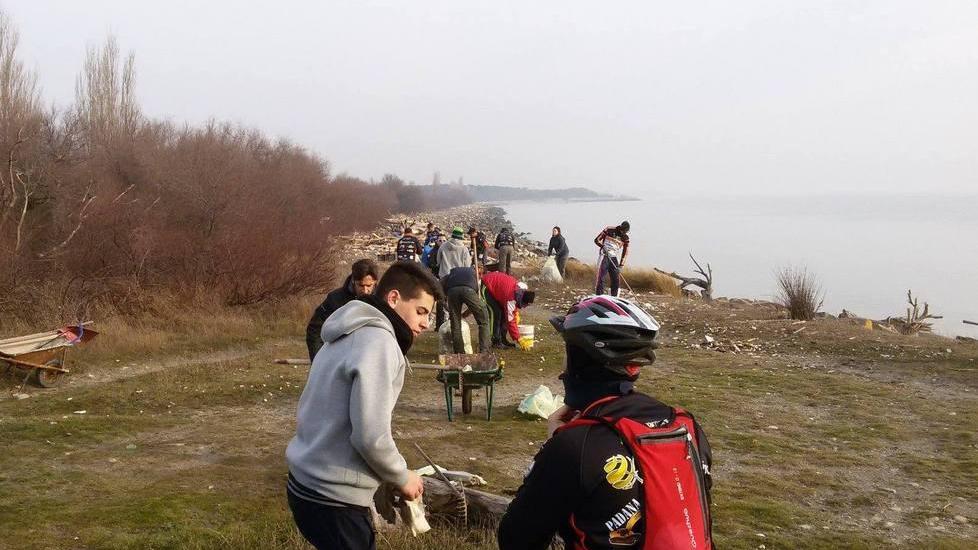 Ripulita la pista ciclabile da detriti portati dal mare