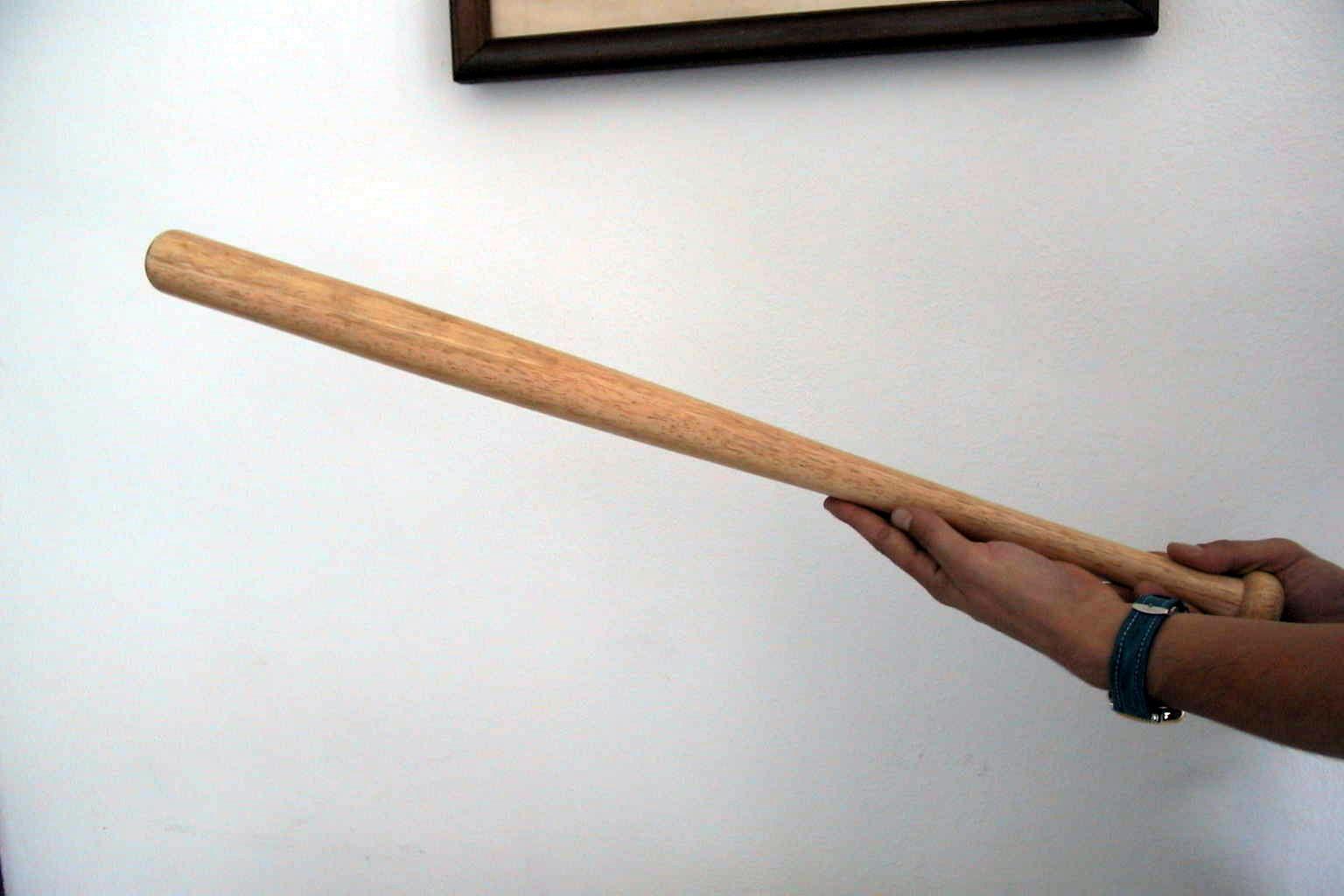 Mazza da baseball contro la moglie e il cognato, arrestato