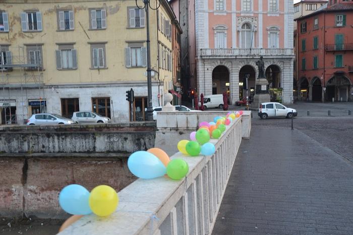 Palloncini colorati per protestare contro la "Buona Scuola"