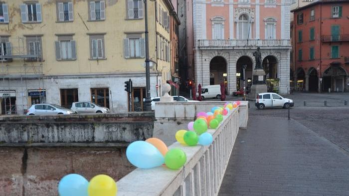 Palloncini colorati per protestare contro la "Buona Scuola"