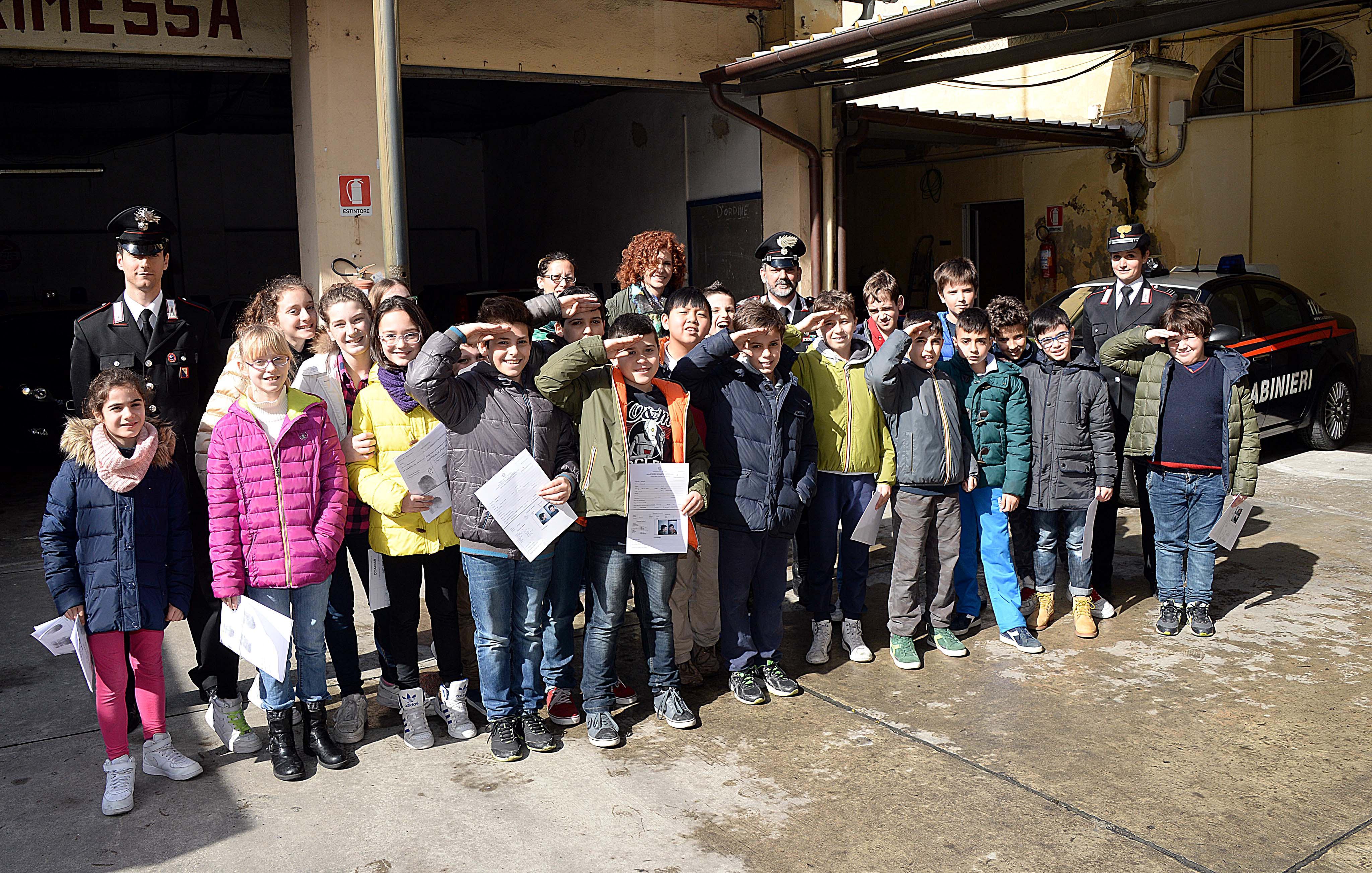 Gli studenti e le insegnanti della quinta B della Pascoli nella sede dei carabinieri