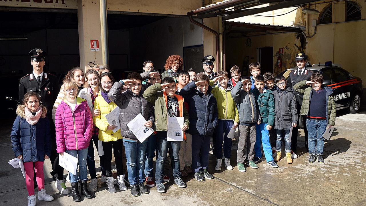 Gli studenti e le insegnanti della quinta B della Pascoli nella sede dei carabinieri