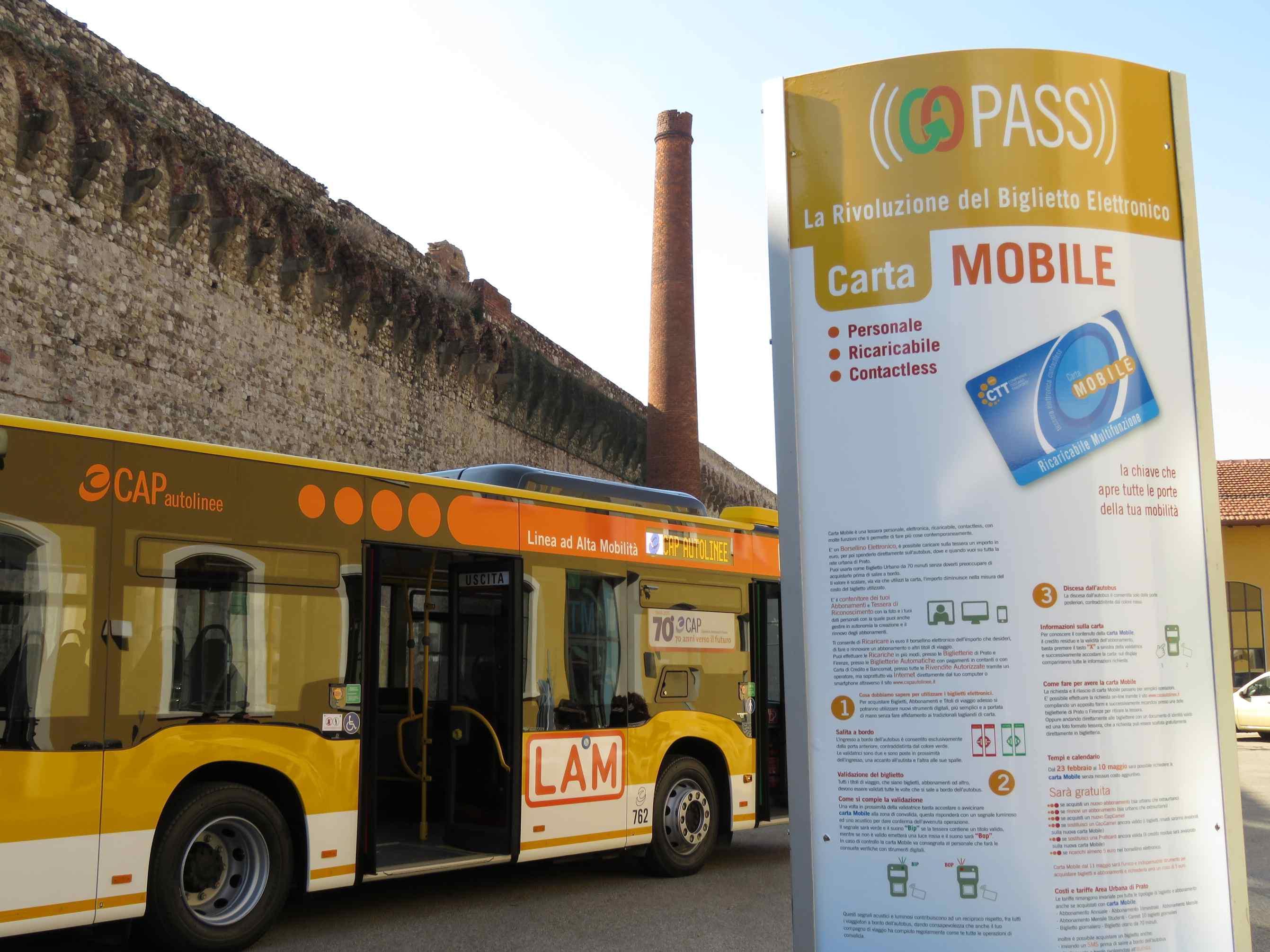 Un autobus della Cap con la pubblicità della Carta mobile