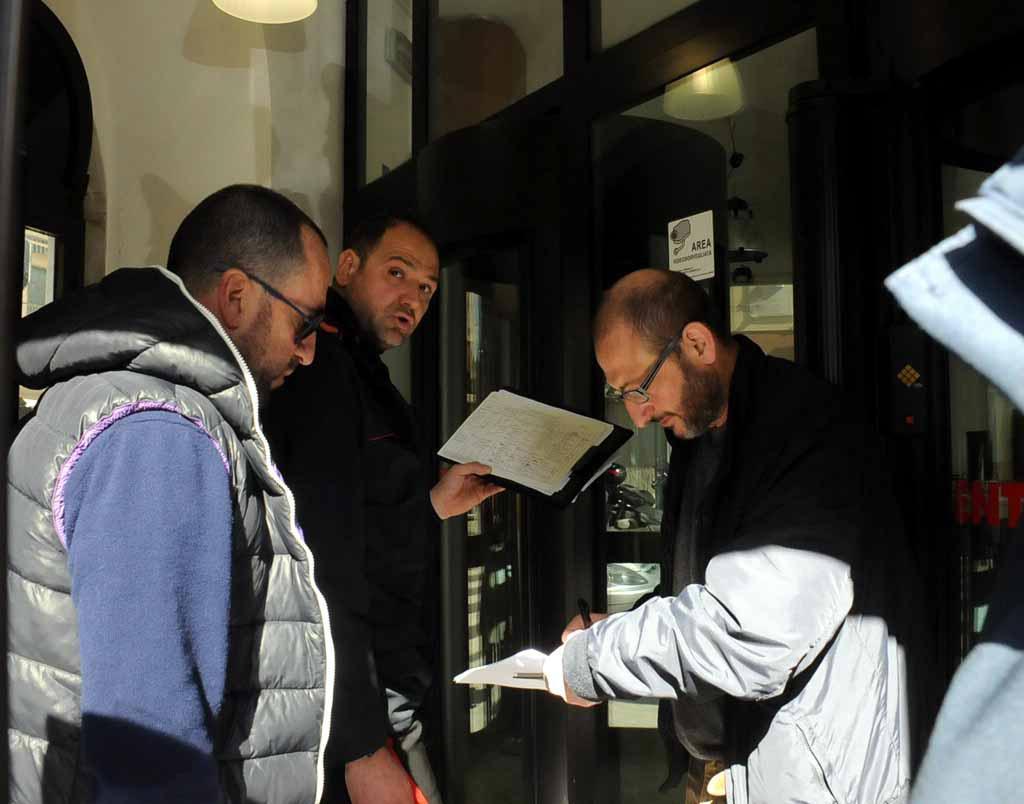Rapina banca con il taglierino, la cassiera ha un malore