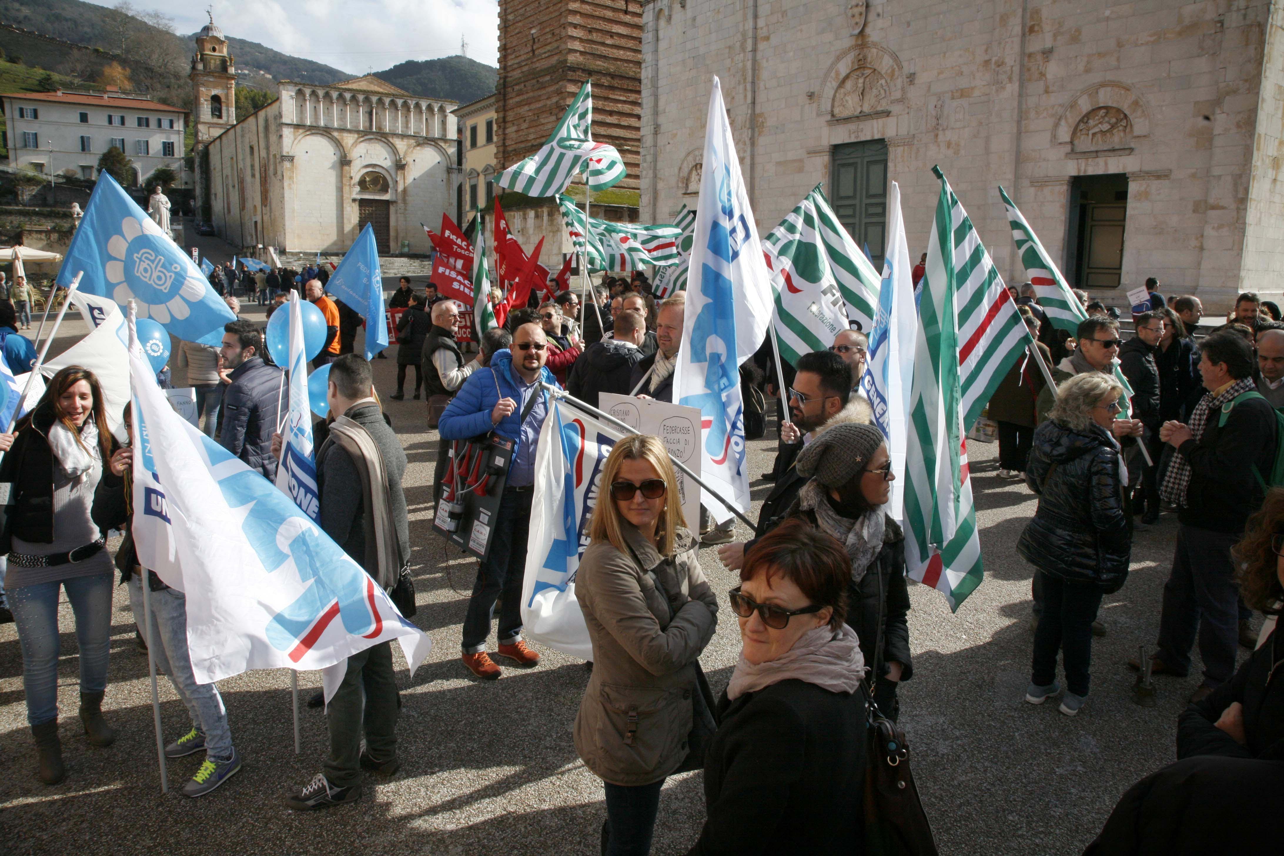 La manifestazione dei bancari in piazza Duomo a Pietrasanta