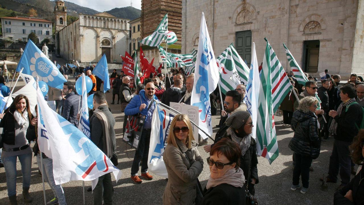 La manifestazione dei bancari in piazza Duomo a Pietrasanta