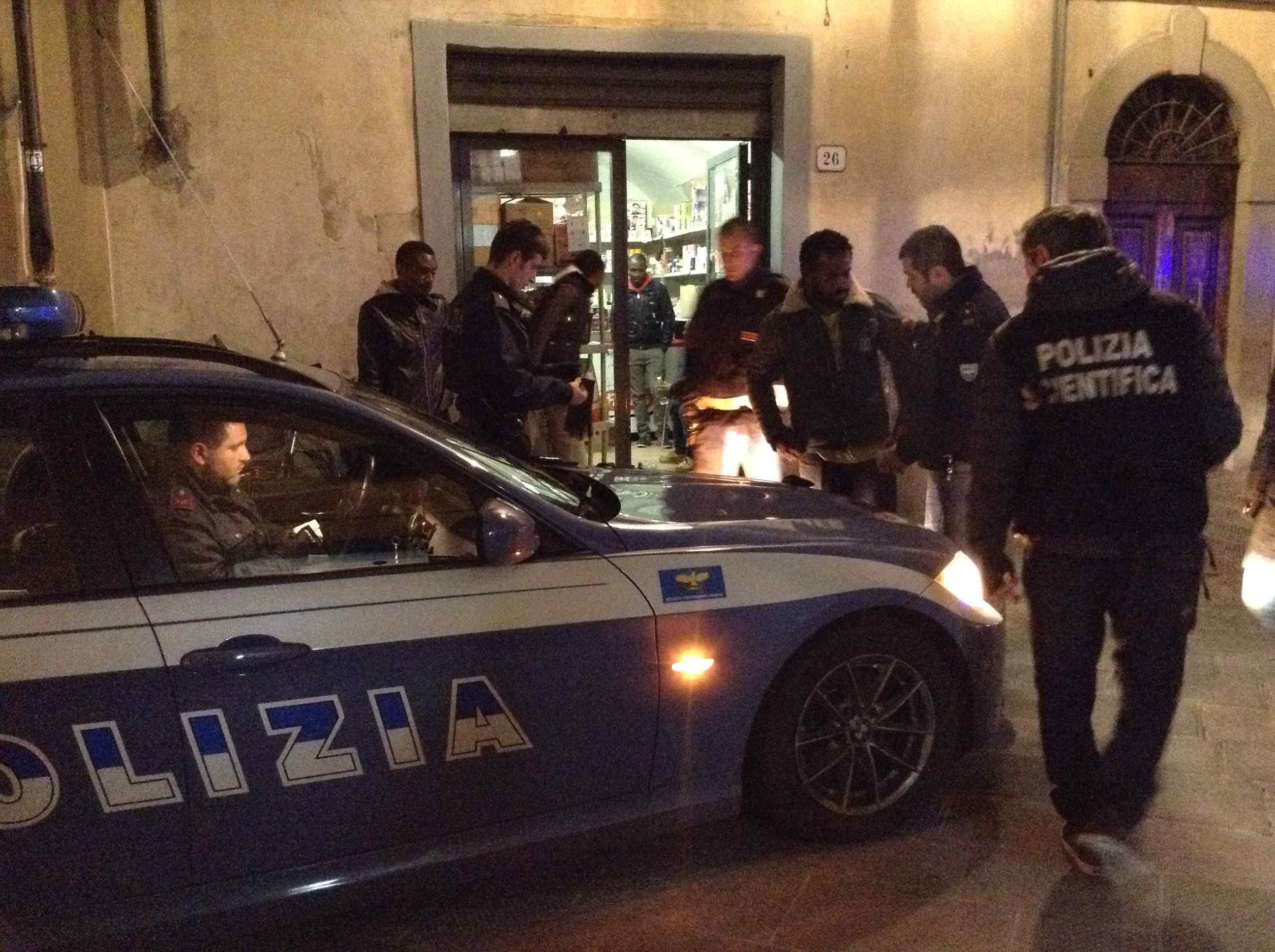 Controlli della polizia in via Pier Cironi