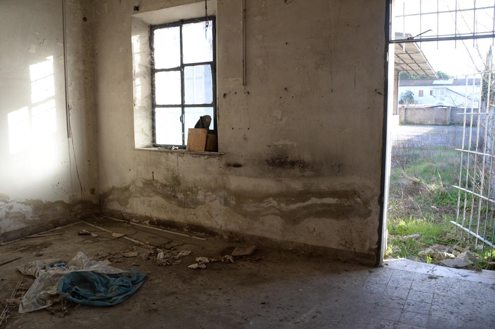 L'edificio abbandonato dell'ex Zetagas dove si nascondevano i criminali (Foto Franco Silvi)