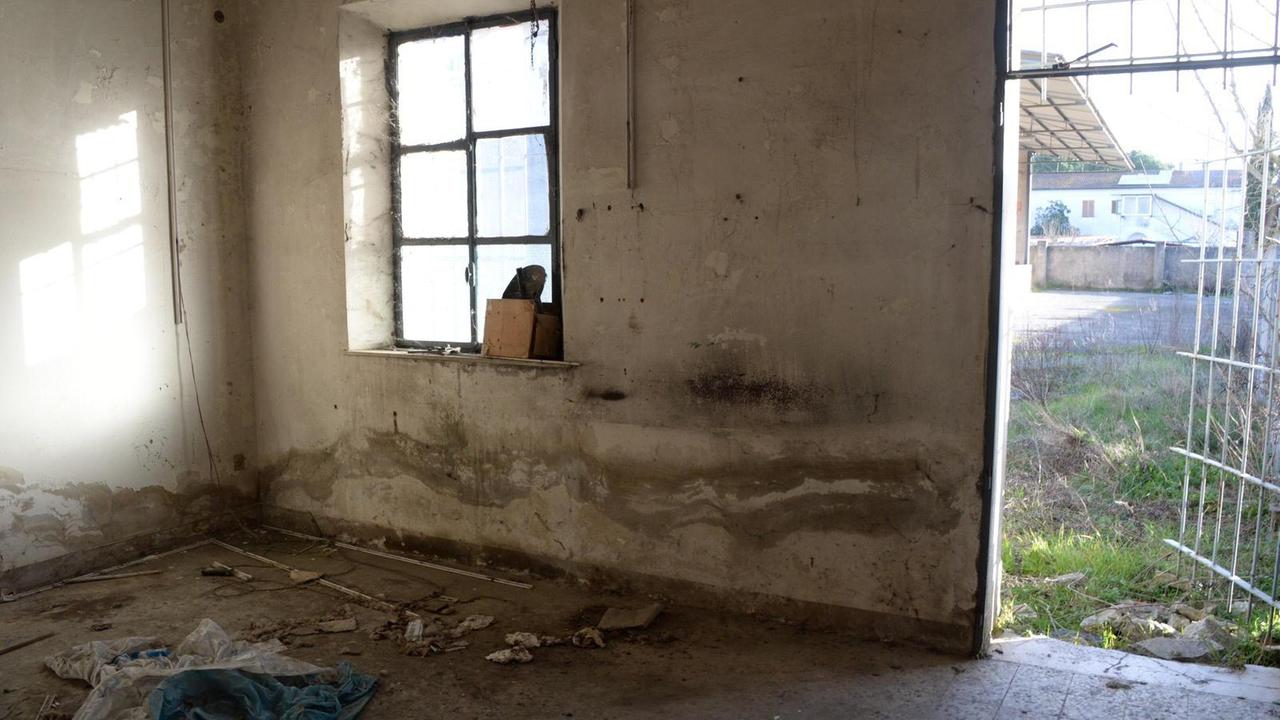 L'edificio abbandonato dell'ex Zetagas dove si nascondevano i criminali (Foto Franco Silvi)