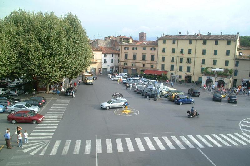 Gli stalli blu in piazza Santa Maria