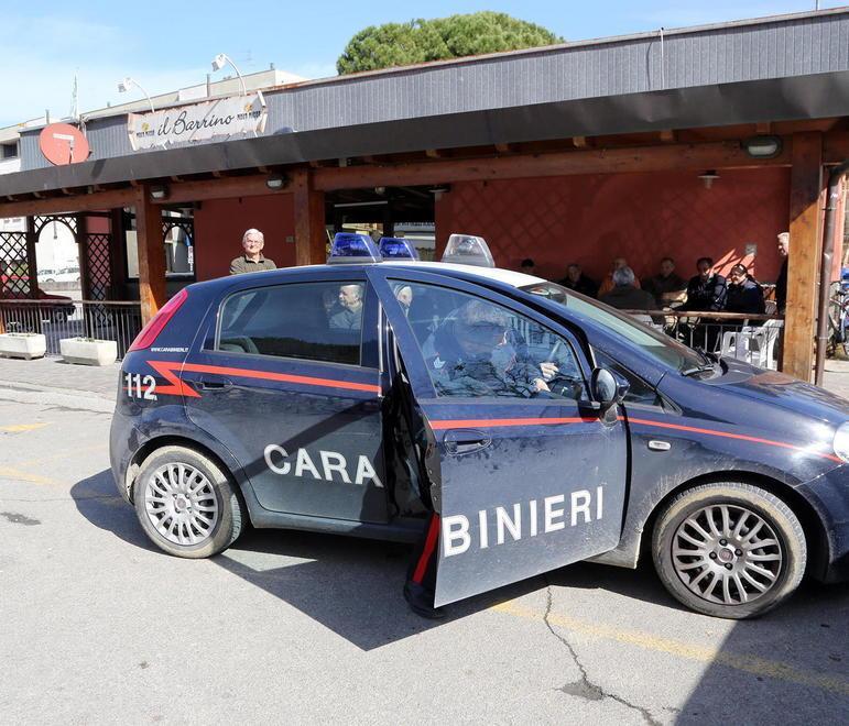 I carabinieri davanti al Barrino di Certaldo (foto agenzia Calro Sestini)