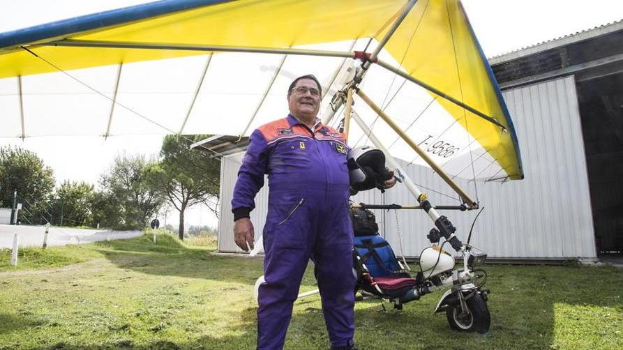 L’idraulico Sergio Senesi ripreso per l’occasione davanti al suo deltaplano