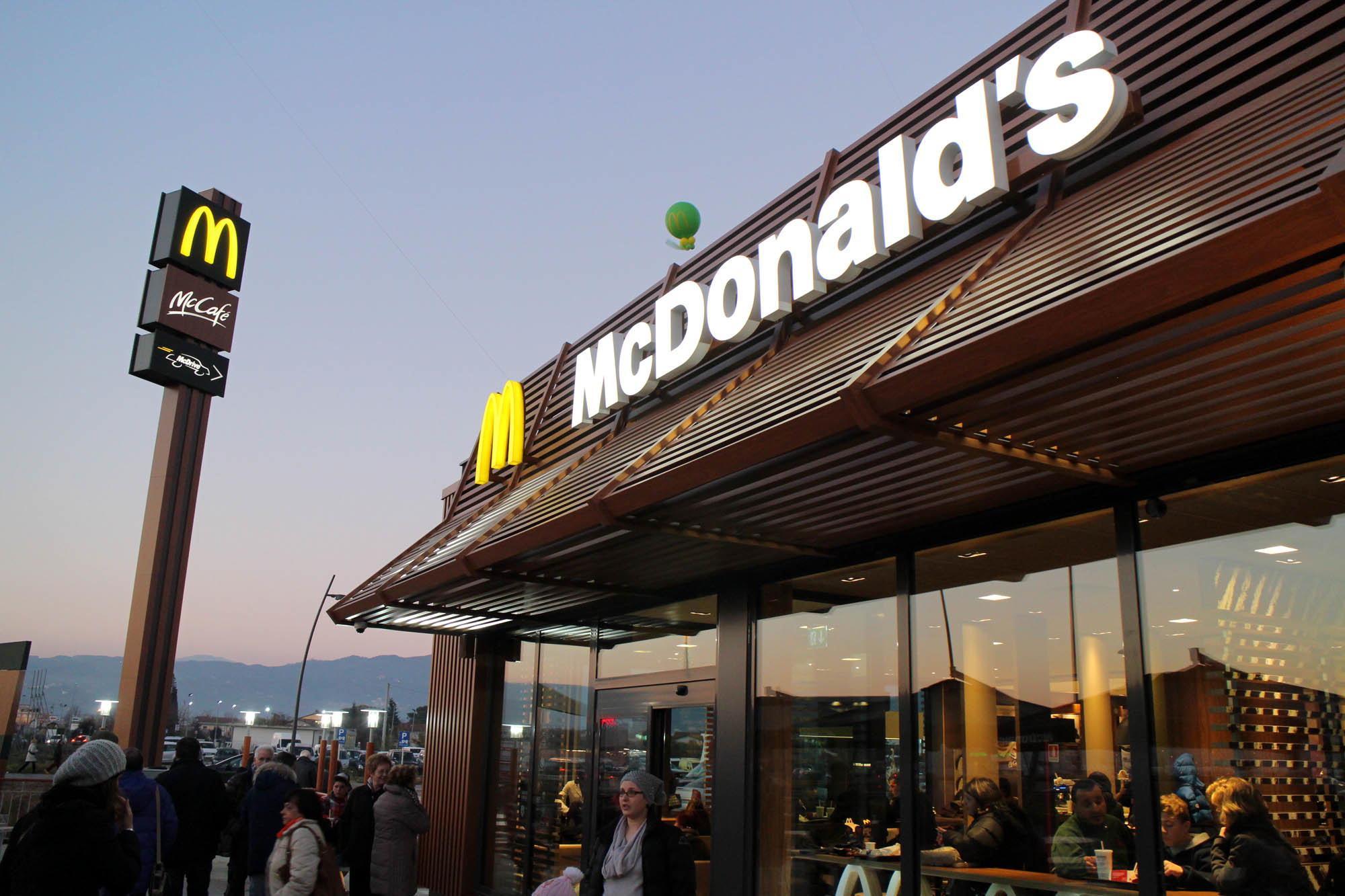 L'esterno del McDonald's di Cecina