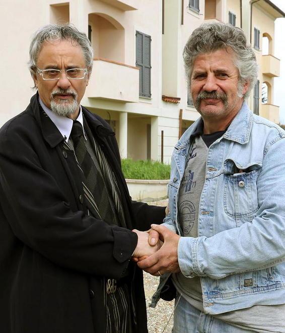 Un maxi-cantiere “fantasma” invaso da rovi, ratti e rifiuti 