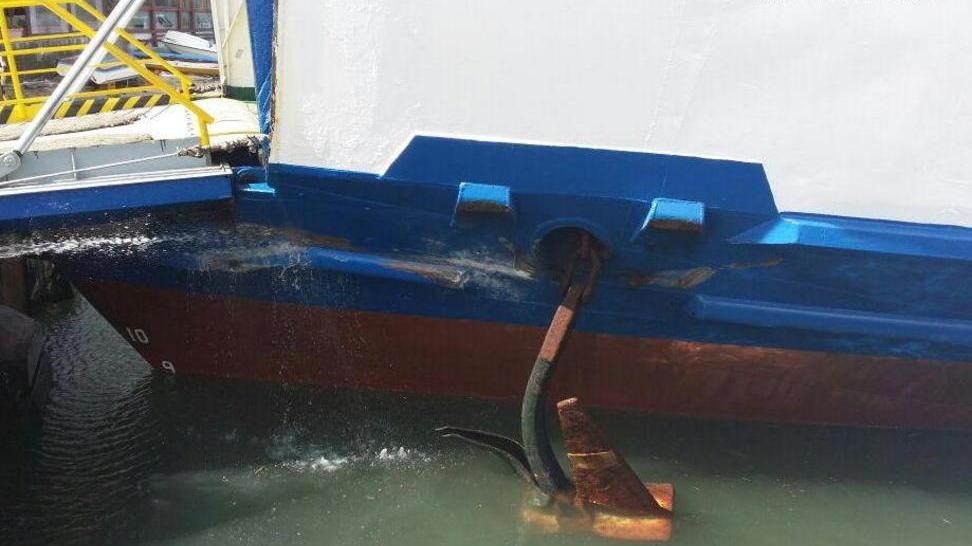 Si alza il vento e il traghetto sbatte contro il pontile