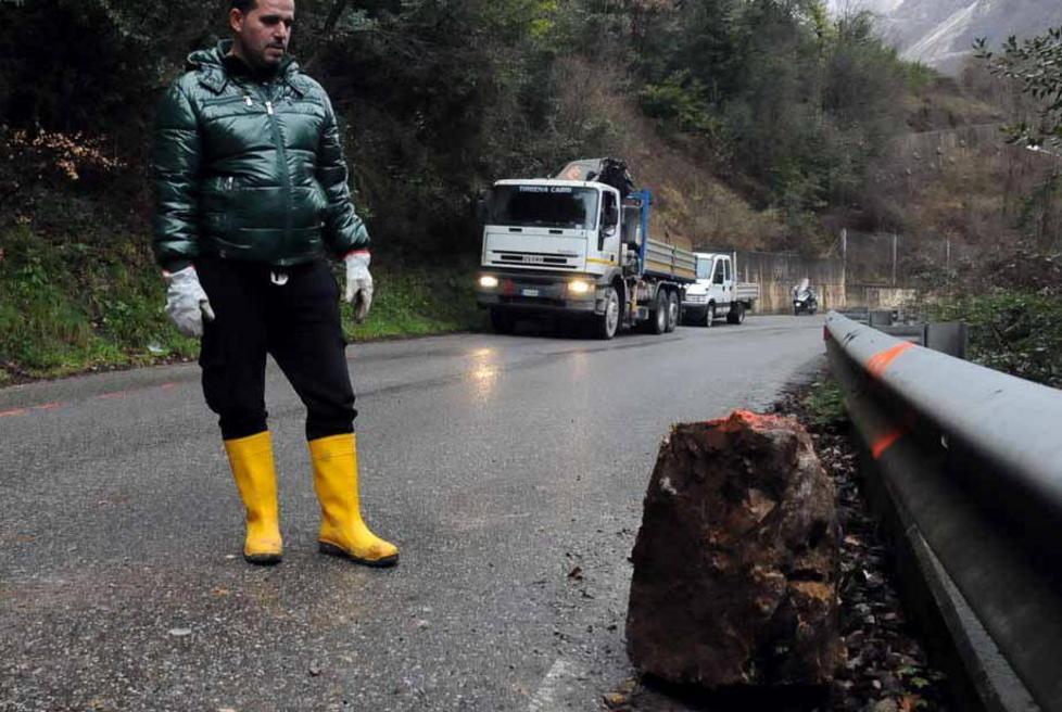 Masso piomba sulla via di Torano