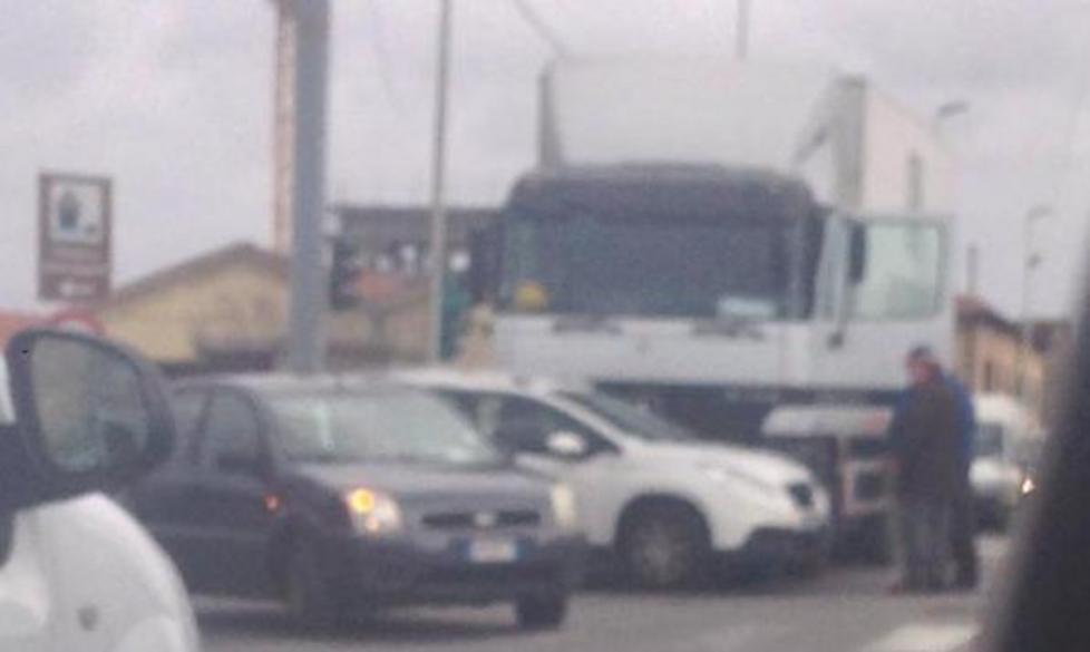 Auto contro camion, traffico in tilt
