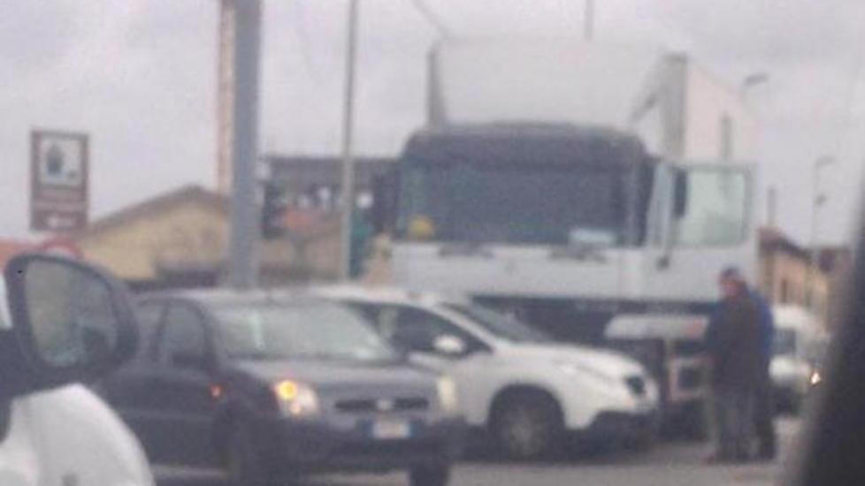 Auto contro camion, traffico in tilt
