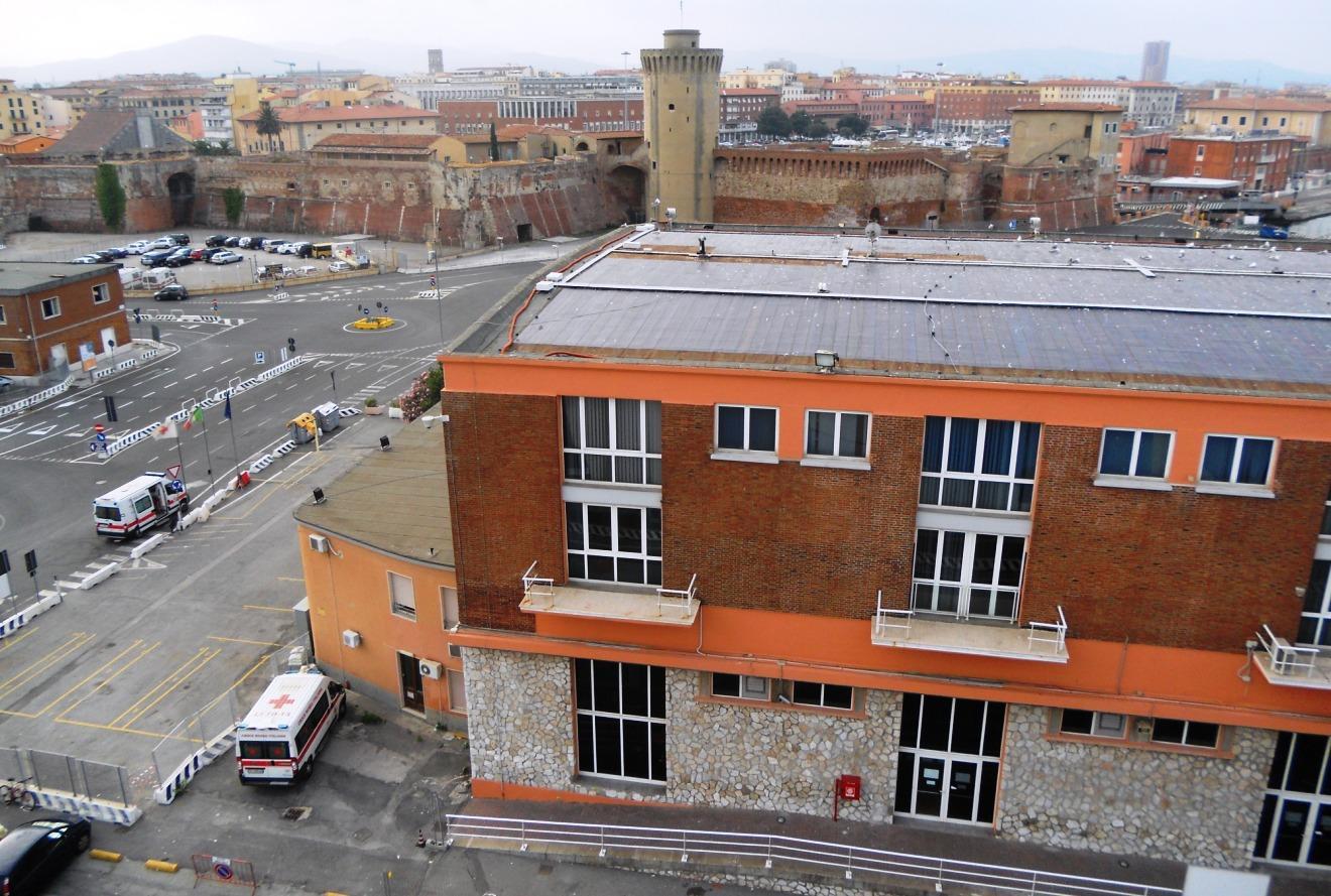 Il terminal crociere e, sullo sfondo, la Fortezza Vecchia