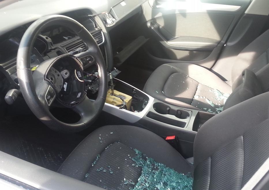 Ladri “spolpano” Audi A4 in via Emilia est