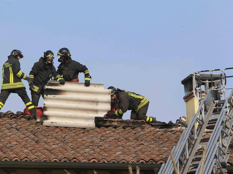 Si surriscalda canna fumaria principio d’incendio sul tetto