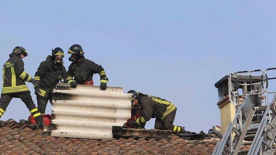 Si surriscalda canna fumaria principio d’incendio sul tetto