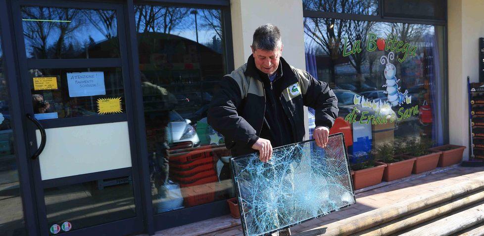 Sfondano la vetrina per rubare pochi euro 