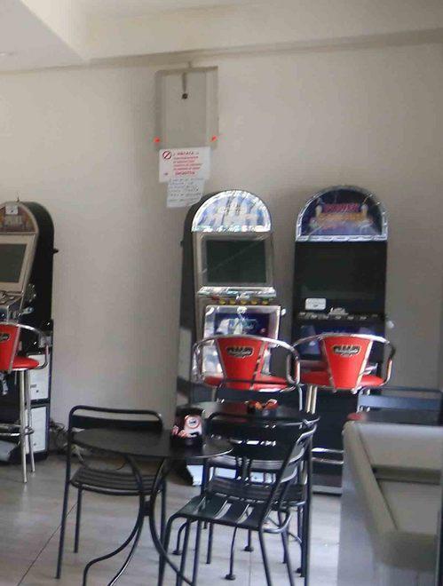 Rubano nella notte un cambiamonete al bar “C’est la vie”