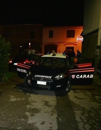 Malviventi in fuga si schiantano in auto 