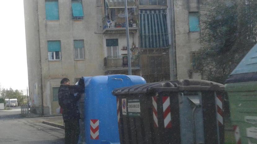 Samir, vittima del porta a porta: "Rischio di fare la fame"