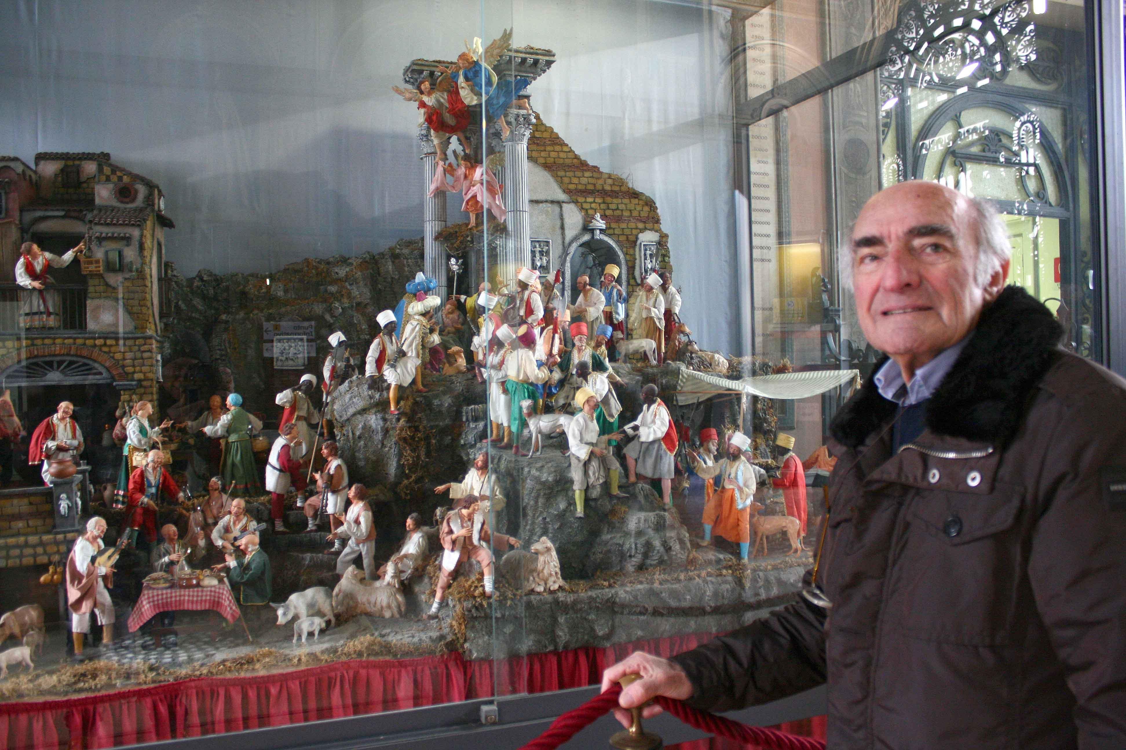 Melotti davanti al presepe 