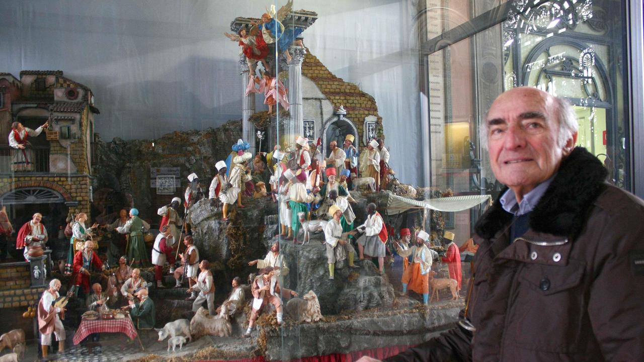 Melotti davanti al presepe