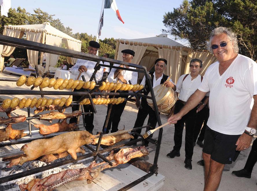 L'esclusione dall'Expo, anche Briatore difende il porcetto 