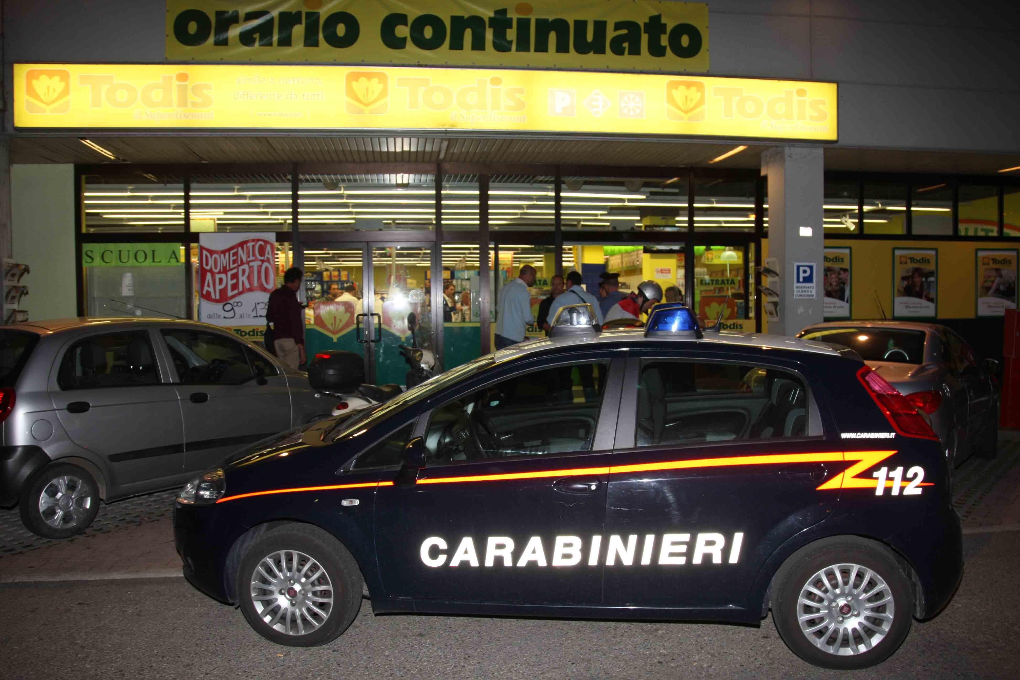 Entrano al supermercato, smurano la cassaforte e fuggono