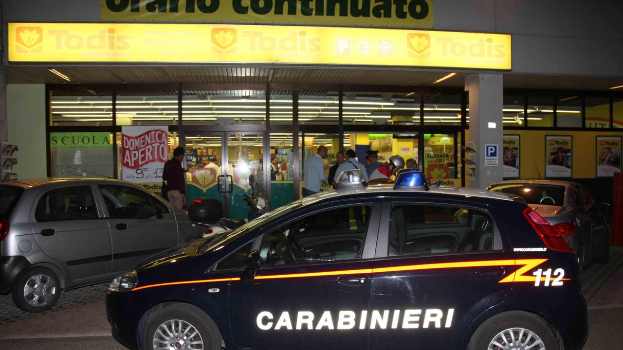 Entrano al supermercato, smurano la cassaforte e fuggono